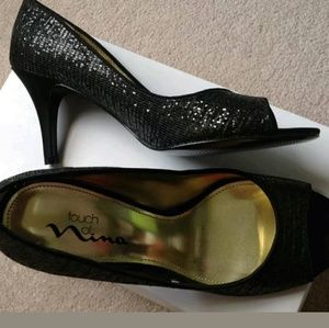 TOUCH OF NINA BLACK SPARKLE PEEP TOE 6M